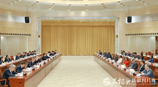9月4日，自治区党委书记陈小江、自治区主席艾尔肯·吐尼亚孜在乌鲁木齐会见拉美和加勒比国家驻华使节一行。石榴云/新疆日报记者 崔志坚摄e