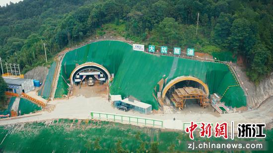 甬金衢上高速衢州段大坑隧道施工现场。浙江交通集团 供图 甬金衢上高速衢州段大坑隧道施工现场。浙江交通集团 供图