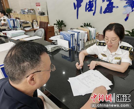 浙江首例长三角区域海船“跨域办+不停航办证”业务办理现场。沈雯雯供图 浙江首例长三角区域海船“跨域办+不停航办证”业务办理现场。沈雯雯供图