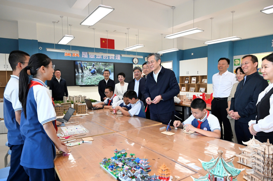 9月7日，自治区党委副书记、兵团党委书记、政委何忠友，自治区副主席、兵团党委副书记、司令员薛斌在十二师第一中学，详细了解学校办学情况。兵团日报全媒体记者 张鑫 摄