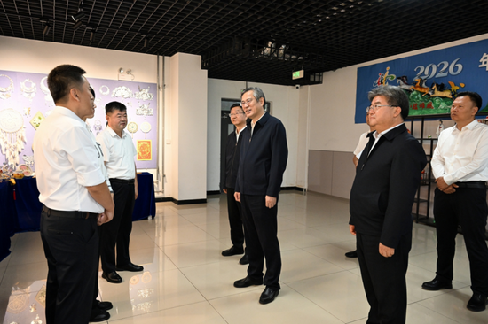 9月7日，自治区党委副书记、兵团党委书记、政委何忠友，自治区副主席、兵团党委副书记、司令员薛斌在十二师职业技术学校，看望慰问教师代表。兵团日报全媒体记者 张鑫 摄
