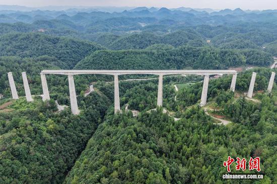 9月7日，贵州省瓮安县，航拍建设中的瓮马铁路澜泥司特大桥，该大桥全长1850米。贵州瓮安至马场坪铁路（瓮马铁路）南北延伸线项目，作为贵州省重要的资源开发型铁路，共有桥梁114座，隧道56座，桥隧比为69%。其中，乌江特大桥、湘江特大桥等大桥作为全线控制性工程，修建难度大、技术要求高，建设者们克服困难，创新运用多项施工工艺，在崇山峻岭间架起了坚固通途。（无人机照片）