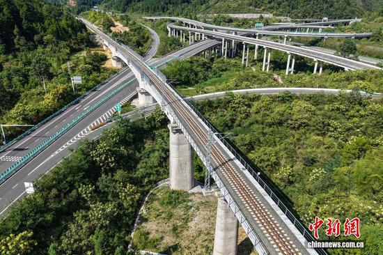 9月7日，贵州省都匀市，航拍建设中的瓮马铁路杨柳街大桥与多条公路立体交汇。贵州瓮安至马场坪铁路（瓮马铁路）南北延伸线项目，作为贵州省重要的资源开发型铁路，共有桥梁114座，隧道56座，桥隧比为69%。其中，乌江特大桥、湘江特大桥等大桥作为全线控制性工程，修建难度大、技术要求高，建设者们克服困难，创新运用多项施工工艺，在崇山峻岭间架起了坚固通途。（无人机照片）