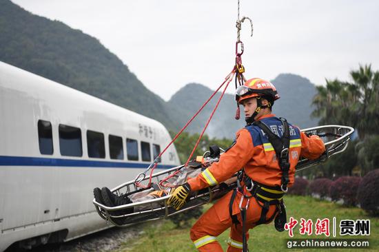 9月8日，贵阳市南明区消防救援人员正在模拟轨道事故实景救援演练现场转移被困人员。