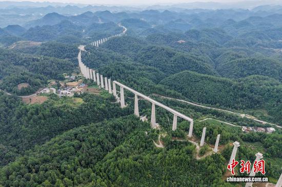 9月7日，贵州省瓮安县，航拍建设中的瓮马铁路澜泥司特大桥，该大桥全长1850米。贵州瓮安至马场坪铁路（瓮马铁路）南北延伸线项目，作为贵州省重要的资源开发型铁路，共有桥梁114座，隧道56座，桥隧比为69%。其中，乌江特大桥、湘江特大桥等大桥作为全线控制性工程，修建难度大、技术要求高，建设者们克服困难，创新运用多项施工工艺，在崇山峻岭间架起了坚固通途。（无人机照片）