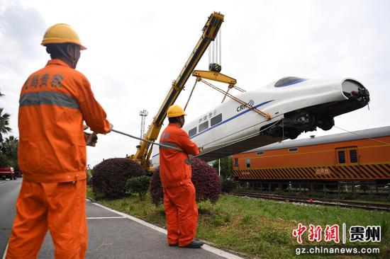9月8日，中国铁路成都局集团有限公司贵阳机务段救援车间作业人员正在进行起复动车车辆演练。