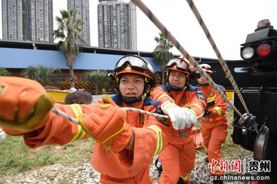 9月8日，贵阳市南明区消防救援人员正在模拟轨道事故实景救援演练现场利用绳索倍力系统拉升。