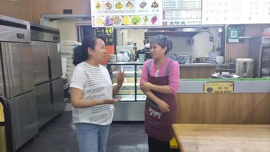 西河街道惠康园社区党总支书记吴淑娟正在了解辖区商户经营情况。（资料图）