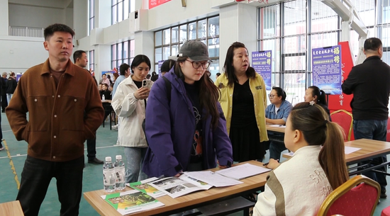 昌吉州“民营企业服务月”启动仪式暨呼图壁县现场招聘会。资料图