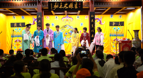 京剧体验基地，学生们换上戏服体验国粹魅力。哈密市融媒体中心记者 王寒晓摄