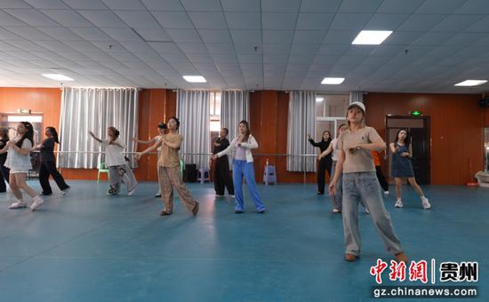 图为进行节目排练。 图为进行节目排练。