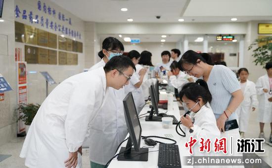 “小小检验员”科普活动(资料图)。浙江省药监局供图 “小小检验员”科普活动(资料图)。浙江省药监局供图