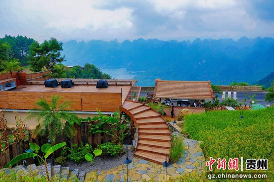 图为天字湖观景台改造后的咖啡店。敖猛 摄 图为天字湖观景台改造后的咖啡店。敖猛 摄