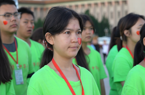 学生们在天安门广场观看升旗仪式。哈密市融媒体中心记者 王寒晓摄09