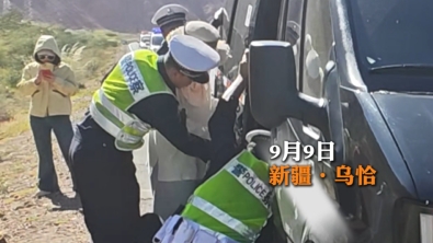 新疆乌恰：外地游客自驾途中车门脱落，交警暖心相助