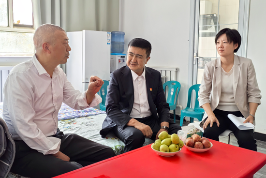在银龄老师张兴国家中，县委副书记、县长买尔旦·买买提正在了解张兴国的生活情况。