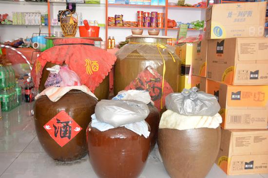 图为店内销售的苗乡特产。 黄颖 摄 图为店内销售的苗乡特产。 黄颖 摄