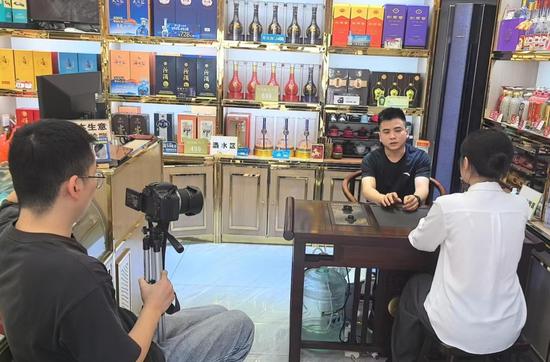 图为青年员工参与“深度访谈客户”项目。韦宁摄 图为青年员工参与“深度访谈客户”项目。韦宁摄
