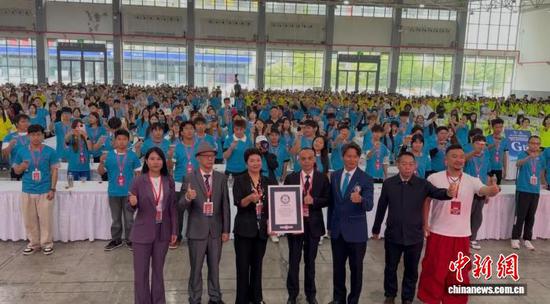 图为9月11日,第十五届中国(贵州)国际酒类博览会挑战吉尼斯世界纪录称号——最多人同时调制鸡尾酒活动现场。曾琪男 摄 图为9月11日,第十五届中国(贵州)国际酒类博览会挑战吉尼斯世界纪录称号——最多人同时调制鸡尾酒活动现场。曾琪男 摄