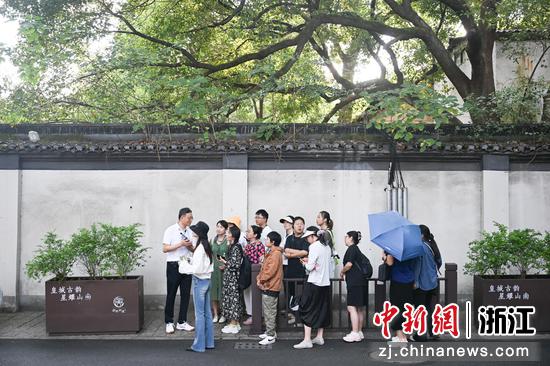 图为:寻踪团在馒头山社区参观。中新社记者 王刚 摄 图为:寻踪团在馒头山社区参观。中新社记者 王刚 摄