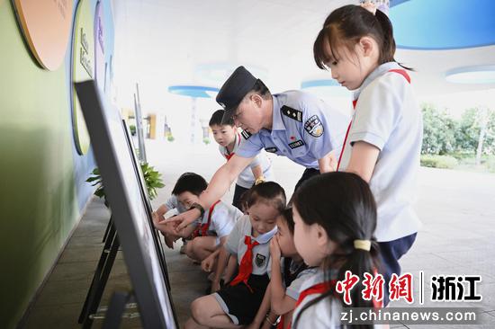 图为:民警在开学期间和学生互动。中新社发 王怡蔷 供图 图为:民警在开学期间和学生互动。中新社发 王怡蔷 供图