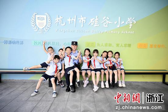 图为:民警在开学期间和学生互动。中新社发 王怡蔷 供图 图为:民警在开学期间和学生互动。中新社发 王怡蔷 供图
