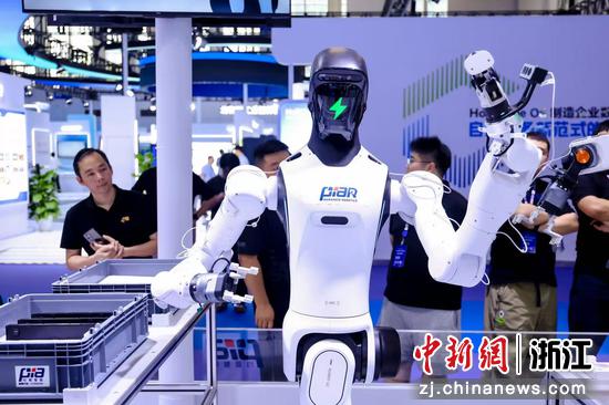 现场“人机共生”展区，具身智能机器人展示作业能力。主办方&nbsp;供图