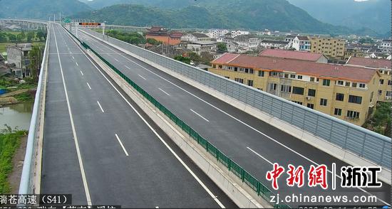 台风“白海豚”过后，柔性防眩板完好无损（中分带位置）。数智交院&nbsp;供图