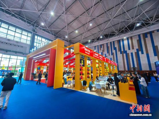 图为酒博会上“一带一路”共建国家馆。中新网记者 张伟 摄 图为酒博会上“一带一路”共建国家馆。中新网记者 张伟 摄