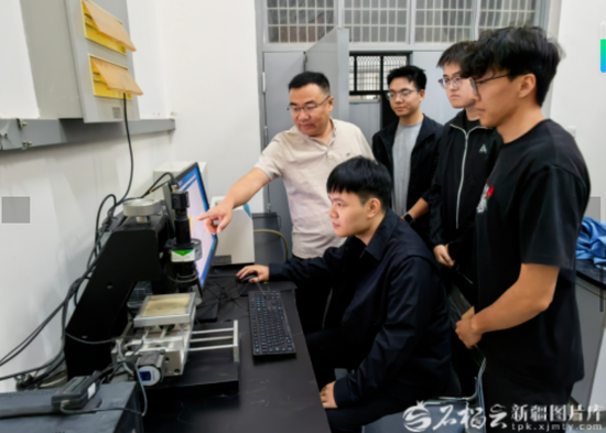 image新疆农业大学寒旱区水利工程“全国高校黄大年式教师团队”教师指导学生开展课题研究。新疆农业大学供图
