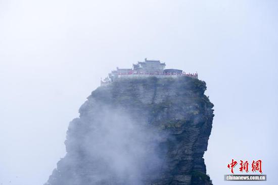 图为贵州省铜仁市拍摄的梵净山国家级自然保护区秋日景色。董婧珣 摄 图为贵州省铜仁市拍摄的梵净山国家级自然保护区秋日景色。董婧珣 摄