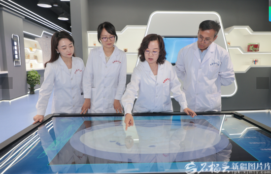 image9月7日，新疆医科大学基础医学“全国高校黄大年式教师团队”在探索人机交互的数智化教研新模式。董兵摄