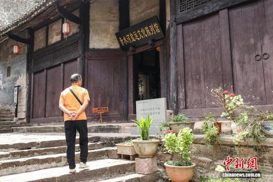 9月12日,游客在土城古镇赤水河盐运文化陈列馆外参观。中新社记者 瞿宏伦 摄 9月12日,游客在土城古镇赤水河盐运文化陈列馆外参观。中新社记者 瞿宏伦 摄