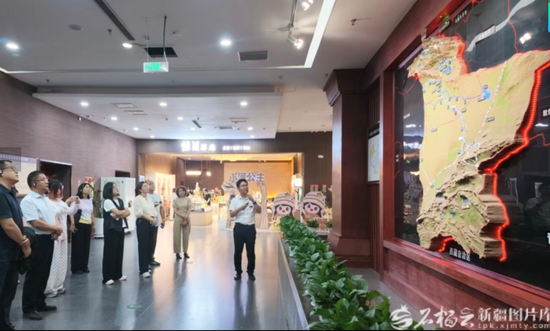 9月3日，新疆师范大学马克思主义学院教师团队在巴音郭楞蒙古自治州博物馆参观调研。新疆师范大学供图