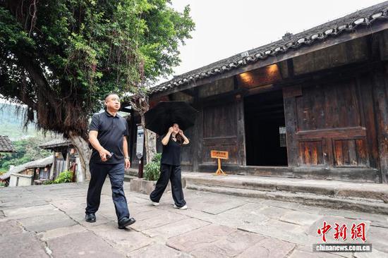 9月12日,游客经过土城古镇内的土城朱德住居。中新社记者 瞿宏伦 摄 9月12日,游客经过土城古镇内的土城朱德住居。中新社记者 瞿宏伦 摄
