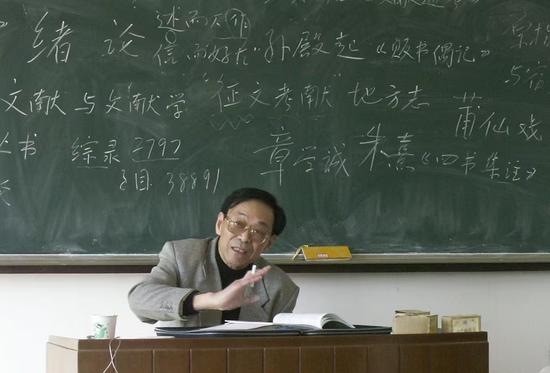我也喜欢文史,便问道,孙家是瑞安的四大望族之一,您是怎样走上戏曲研究之路的? 我也喜欢文史,便问道,孙家是瑞安的四大望族之一,您是怎样走上戏曲研究之路的?
