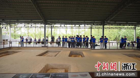 近日,浙大城市学院新生走进良渚古城遗址公园。(浙大城市学院供图) 近日,浙大城市学院新生走进良渚古城遗址公园。(浙大城市学院供图)