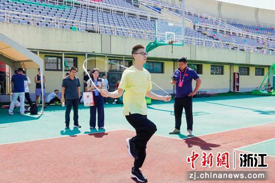 运动员在赛场角逐，进行跳绳比赛。主办方供图