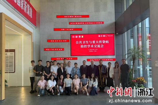 专家学者合影留念。主办方供图 专家学者合影留念。主办方供图