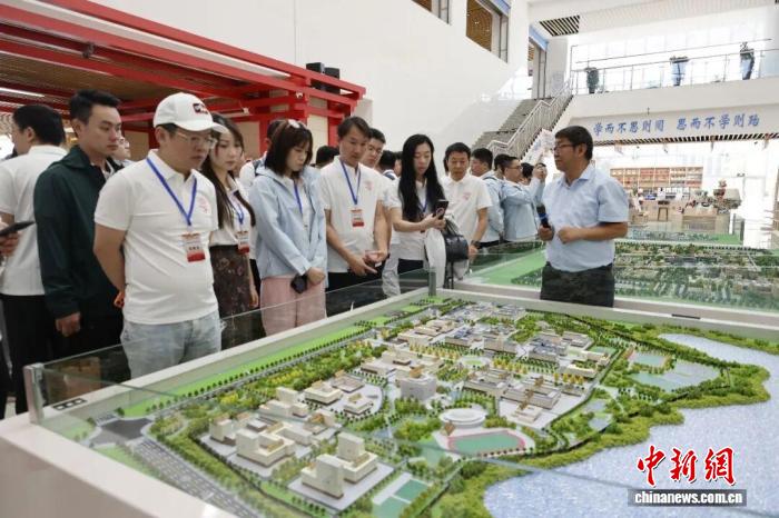 港澳青年代表参访团走进新疆喀什