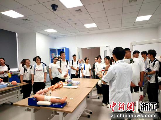 新生在医院参观。浙江中医药大学供图 新生在医院参观。浙江中医药大学供图