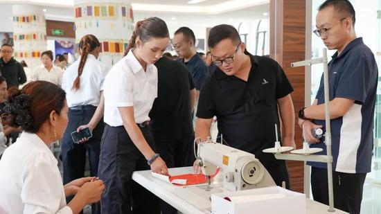 与会人员参观和田市玉龙喀什镇新时代文明实践所。阿的拉 摄