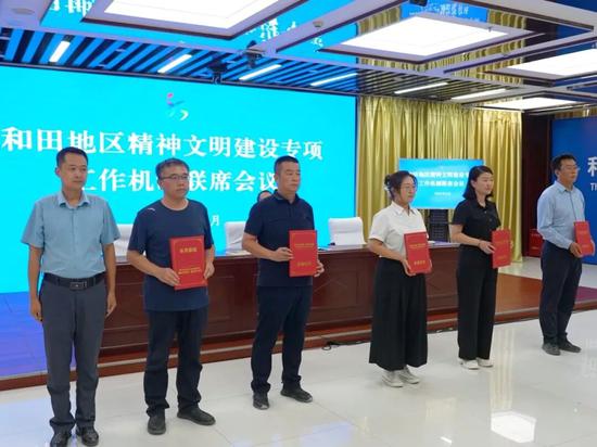 为自治区首届新时代文明实践项目大赛获奖代表颁发荣誉证书。阿的拉 摄6