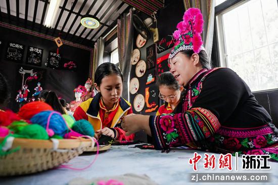 攀枝花平地镇中心学校的俚颇彝绣课堂。主办方供图 攀枝花平地镇中心学校的俚颇彝绣课堂。主办方供图