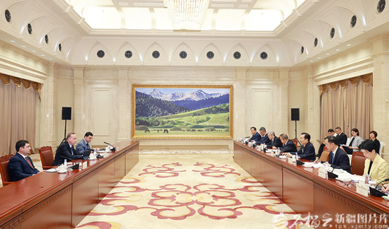 9月14日，自治区党委书记陈小江、自治区主席艾尔肯·吐尼亚孜在乌鲁木齐会见来疆出席2026上合组织数字经济论坛的塔吉克斯坦第一副总理霍利克佐达一行。天山网-新疆日报记者 崔志坚摄e
