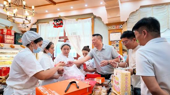 顾客购买土月饼。阿依开赛 摄c