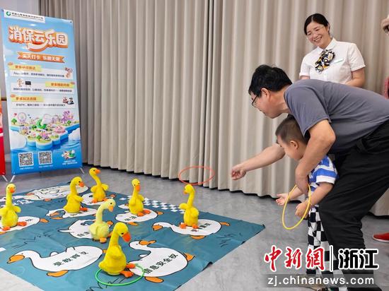 中国人寿寿险浙江省分公司在浙江多地社区落地“保险+社区+消保”联合行动。主办方 供图 中国人寿寿险浙江省分公司在浙江多地社区落地“保险+社区+消保”联合行动。主办方 供图