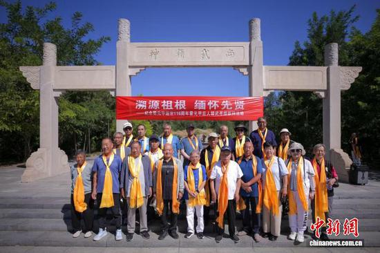 9月13日,纪念中国武术家霍元甲先生逝世116周年主题活动在天津西青区精武门·中华武林园举行。霍元甲孙女、霍东阁之女霍月华女士(第一排左五)从印尼归来,与霍氏后人等寻根祭祖,缅怀霍元甲先生。中新社记者 佟郁 摄 9月13日,纪念中国武术家霍元甲先生逝世116周年主题活动在天津西青区精武门·中华武林园举行。霍元甲孙女、霍东阁之女霍月华女士(第一排左五)从印尼归来,与霍氏后人等寻根祭祖,缅怀霍元甲先生。中新社记者 佟郁 摄