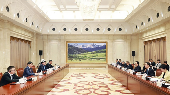 9月14日，自治区党委书记陈小江、自治区主席艾尔肯·吐尼亚孜在乌鲁木齐会见来疆出席2026上合组织数字经济论坛的吉尔吉斯斯坦国务秘书科伊奇耶夫一行。天山网-新疆日报记者 崔志坚摄e