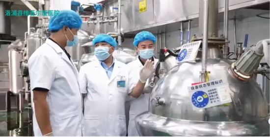 洛浦县维吾尔医医院制剂室智能化产线投用现场，技术人员正在核对设备运行状态。